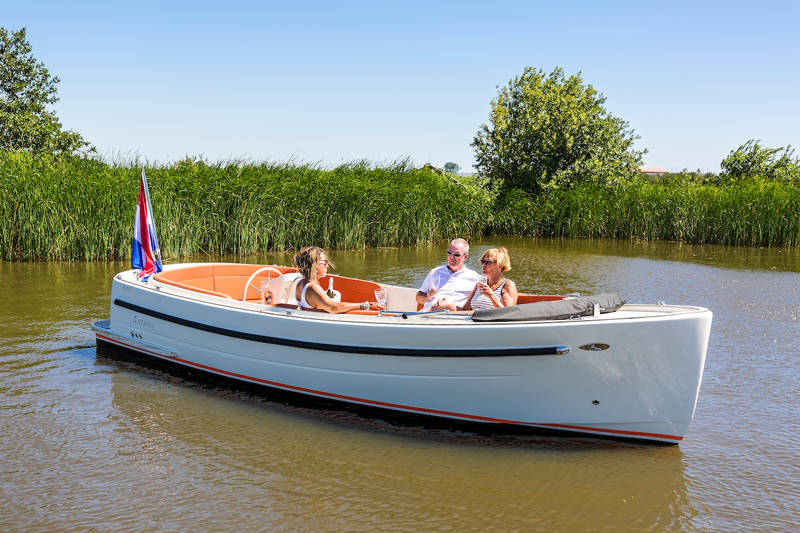 Dagtocht met een sloep op het Sneekermeer