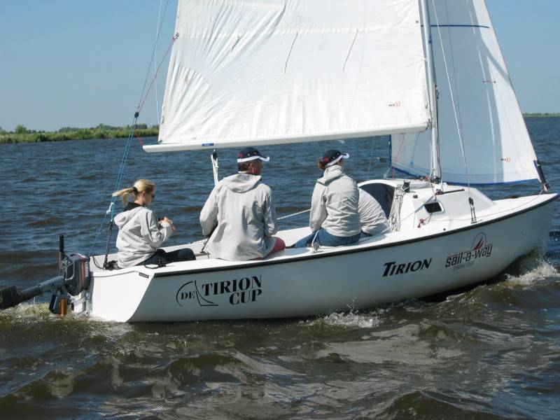 Dagtocht met een sloep op het Sneekermeer